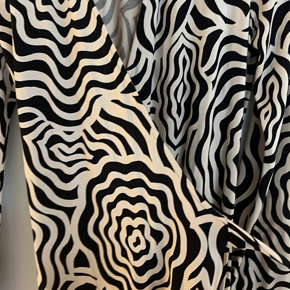 Diane Von Furstenberg Black and Cream Patterned Dress - Picture 9 of 10